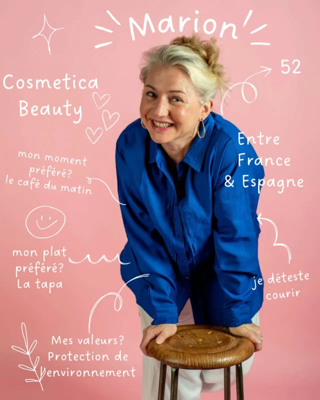🌿✨ Hola, moi c’est Marion ! ✨🌿

📍 Mi-temps entre la France (mon pays d’origine 🇫🇷) et l’Espagne (mon pays d’adoption 🇪🇸)
🌱 Fondatrice de Cosmetica Beauty, la marque qui mélange le bio, le naturel et le végan (comme un bon cocktail, mais pour ta peau 🍹).
💬 Je parle anglais fluently et j’apprends l’espagnol (encore un peu et je pourrai commander mes tapas les yeux fermés 🤓).
🥘 Addict aux tapas (impossible de choisir entre patatas bravas et tortilla… et toi ?)
☕ Mon moment sacré ? Le café du matin. Je ne suis pas une personne avant… et encore moins une entrepreneuse ! 😴
🏃‍♀️ Je déteste courir… Deux fois dans la liste, c’est dire à quel point 😅
🌍 Mes valeurs : protection de l’environnement et consommation responsable, parce que prendre soin de soi ne doit pas se faire au détriment de la planète 💚.

Bref, ici on parle beauté clean et plaisir, sans prise de tête 🌿💚
Et toi, c’est quoi ton petit rituel du matin ? Café, thé, jus detox… ou grasse mat’ ? 👇
